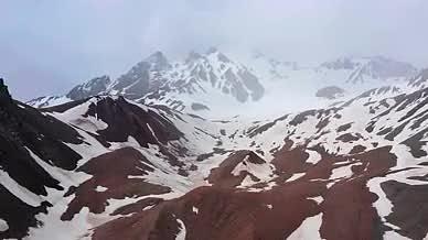 4K航拍自然风景新疆雪山视频的预览图